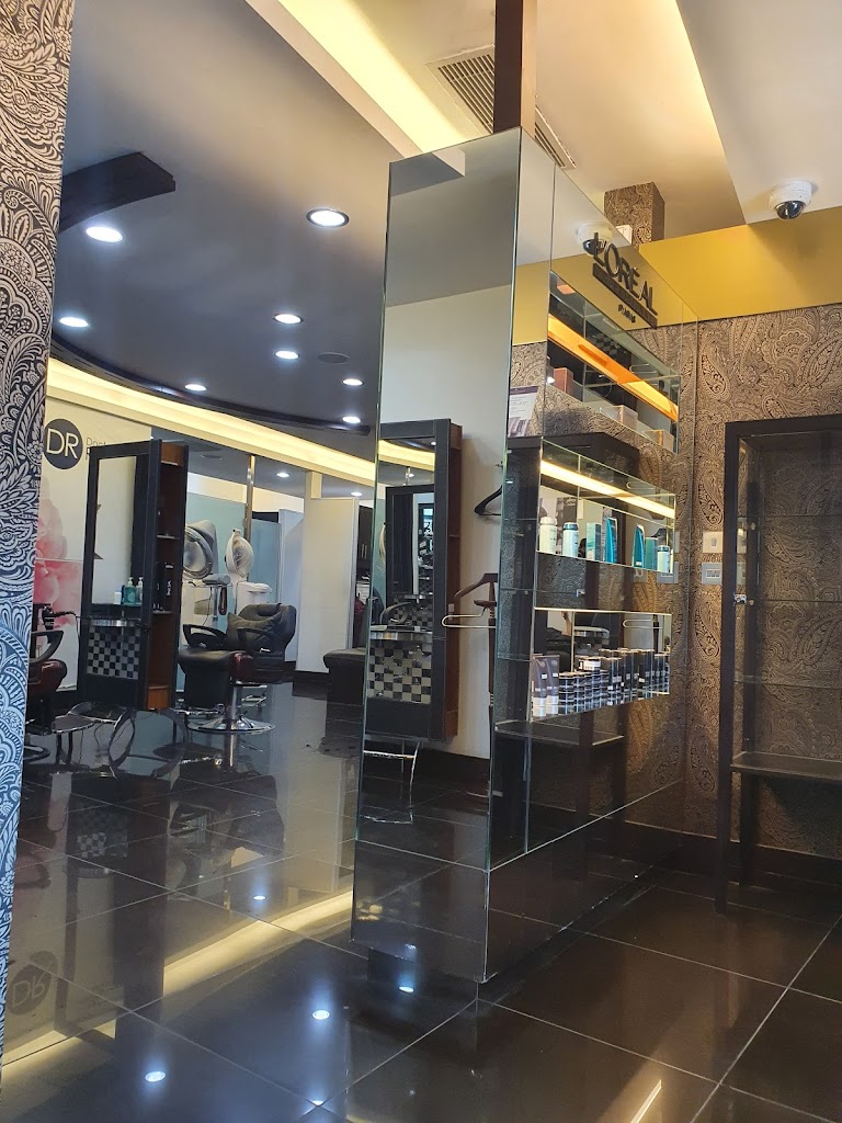 Snips Hair & Beauty Salon - Salon & Barbershop in Al Mansoura, Qatar
